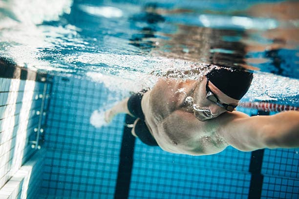 Nageur en entraînement vue sous l'eau